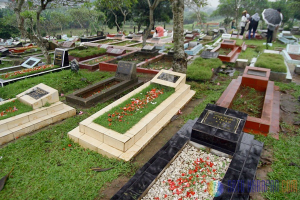 Sambut Ramadhan Puluhan Warga Ziarah Makam