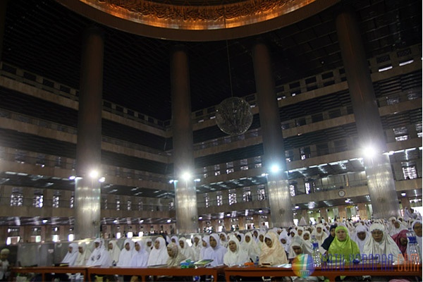 Ratusan Umat Islam Dzikir Bersama di Istiqlal