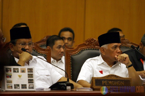 Prabowo-Hatta Hadiri Sidang Pertama Gugatan Pilpres di MK