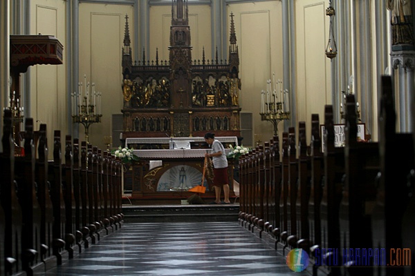 Jelang Natal Gereja Katedral Dibersihkan