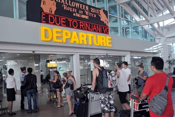 Bandara Ngurah Rai masih Lumpuh Pasca Erupsi Gunung Barujari