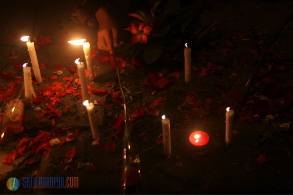 Aksi Nyalakan Lilin Tanda Duka untuk Teror Sarinah