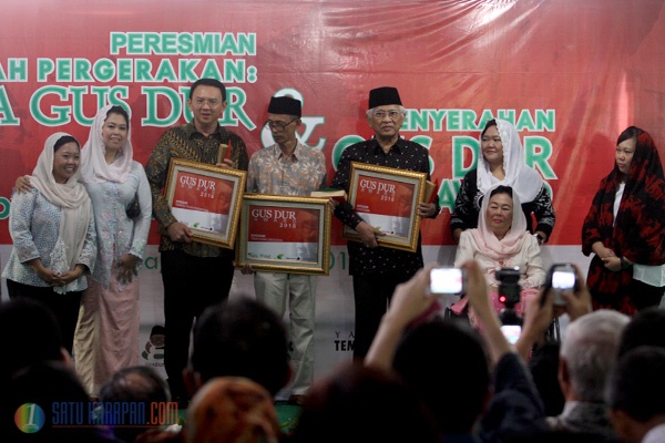 Gus Mus, Ahok dan Sutanto Menerima Anugerah Gus Dur Award 2016