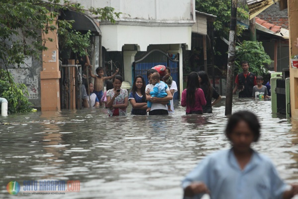 Banjir 1 Meter Rendam Permukiman Rawa Buaya