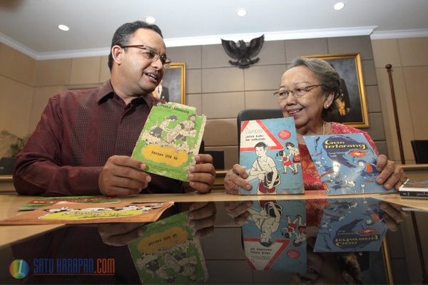 Menteri Anies Terima Karya Buku Pak Raden Minta Dilestarikan