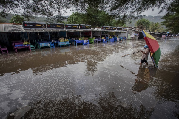 Pesisir Pantai Indonesia Dilanda Banjir Rob dan Abrasi 