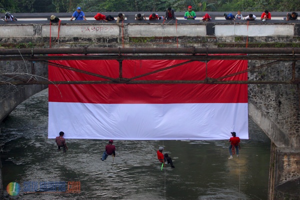 Pengibaran Bendera Merah Putih di Sungai Ciliwung