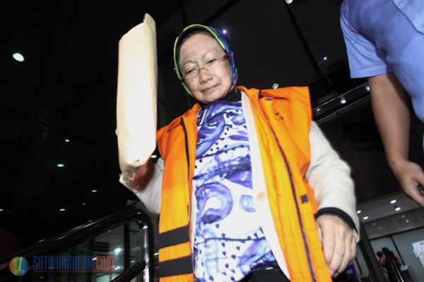 Wali Kota Cimahi Atty Suharti Bungkam Diperiksa Perdana di KPK
