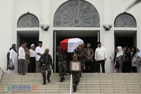Pemakaman Ma'rie Muhammad Dilakukan secara Militer