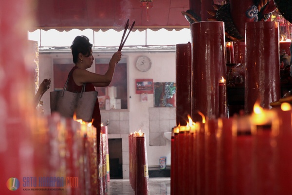 Ibadah Hari Raya Imlek di Vihara Amurva Bhumi Jakarta
