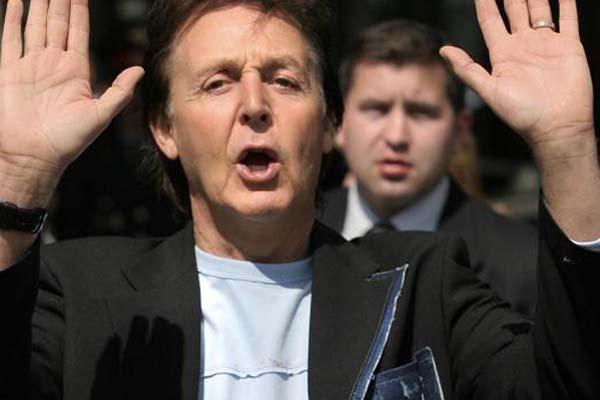 Paul McCartney Lelang Gitar untuk Penyelamatan Gajah Afrika 