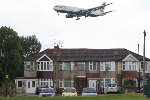 Di London, Pesawat Terbang 12 Meter dari Atap Rumah