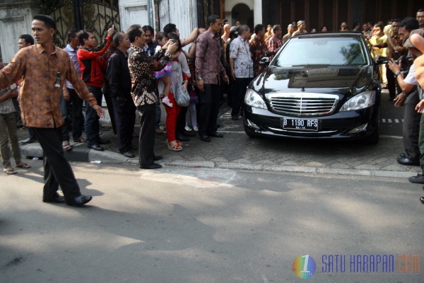 Presiden Terpilih Joko Widodo Mulai Kendarai Mobil Antipeluru