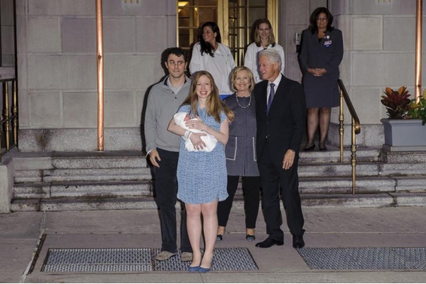 Jelang Pengumuman Pencapresannya, Hillary Clinton Pamerkan Foto Cucu