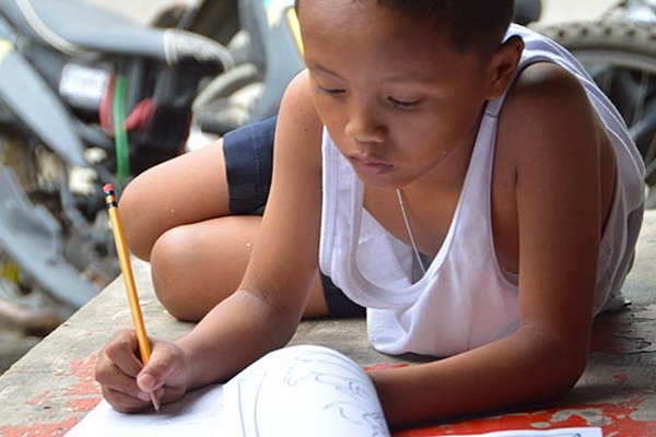 Bocah Miskin Belajar di Trotoar Gerakkan Rakyat Filipina Berbagi Berkat  