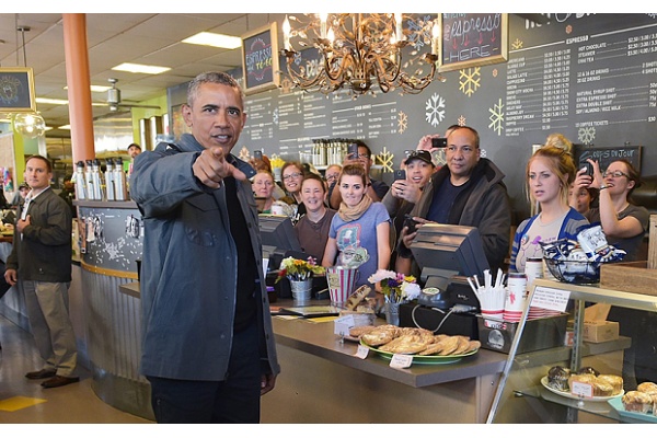 Obama Borong Semua Roti Cinnamon Roll di Kafe Alaska