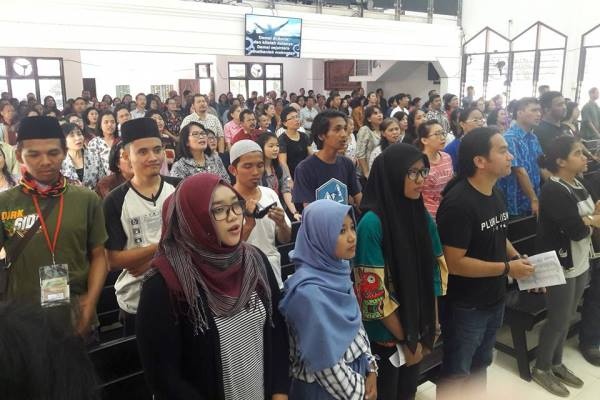 Anak-anak Muda Berjilbab Ikut Ibadah di Gereja di Gresik