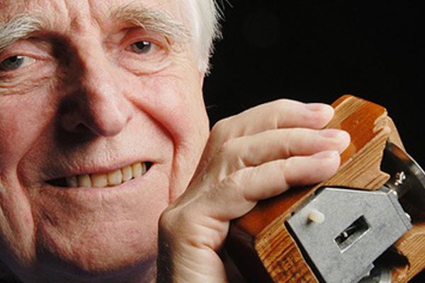 Penemu Mouse Komputer, Douglas C. Engelbart, Meninggal Dunia