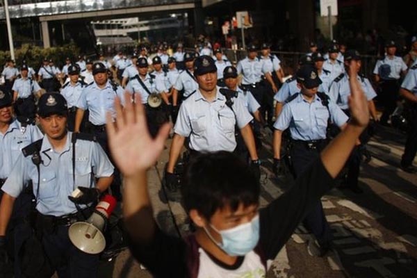 Massa Prodemokrasi Hong Kong Blokir Jalan Utama