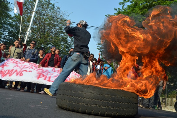 Aksi Penolakan UU Pilkada, Mahasiswa Blokir Jalan