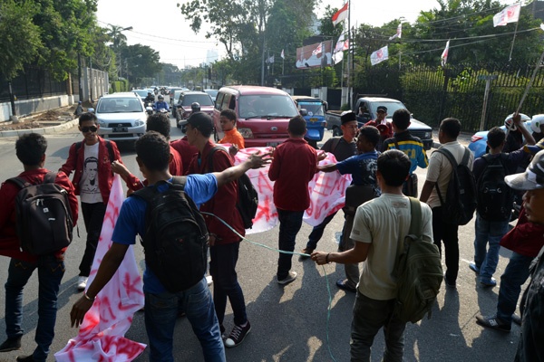 Aksi Penolakan UU Pilkada, Mahasiswa Blokir Jalan