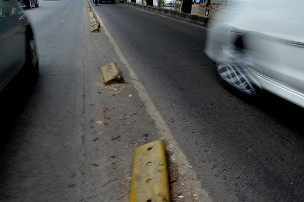 Separator Busway Jalan Sultan Iskandar Rusak dan Berbahaya