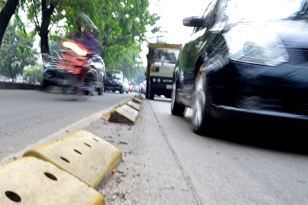 Separator Busway Jalan Sultan Iskandar Rusak dan Berbahaya