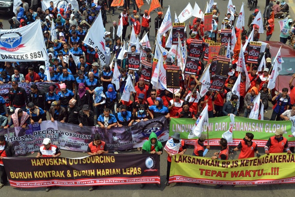 Ratusan Buruh Kembali Turun ke Jalan Tuntut Kepastian Kerja