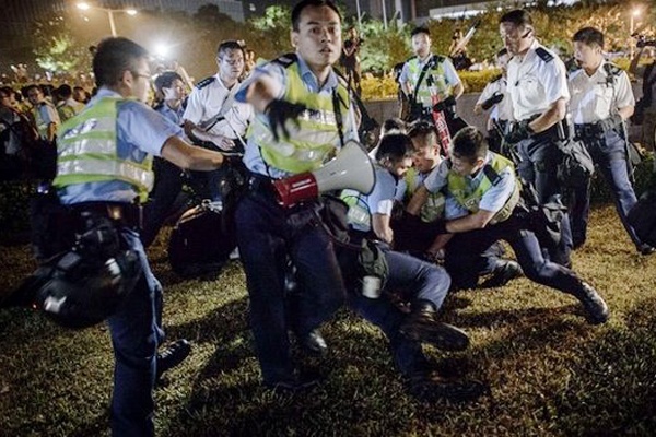 Bentrokan Demonstran dengan Polisi Hong Kong kembali Terjadi