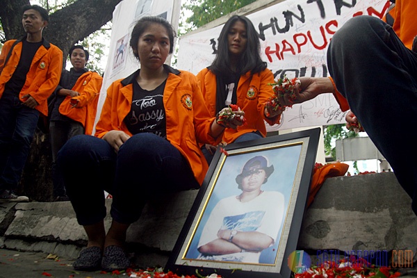 Aksi Tabur Bunga Peringati 16 Tahun Tragedi Semanggi I