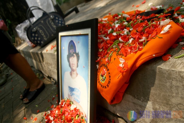 Aksi Tabur Bunga Peringati 16 Tahun Tragedi Semanggi I