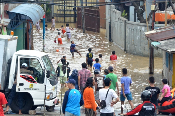 Banjir Tutupi Jalan Abdullah Syafei Tebet