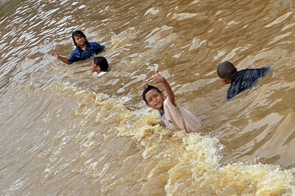Banjir Tutupi Jalan Abdullah Syafei Tebet