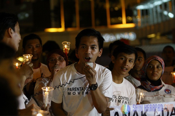 Aksi Nyalakan Lilin Sambut Hari Anak Internasional