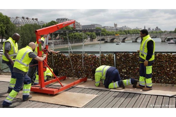 Paris Menyingkirkan Ratusan Ribu Gembok Cinta
