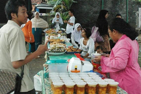 DKM Al Muqorrobin Adakan Pasar Sore Ramadhan