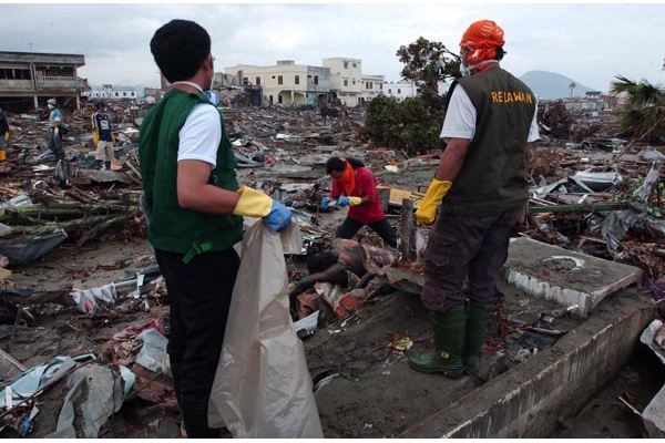 Mengenang 10 Tahun Tsunami Aceh dalam Gambar