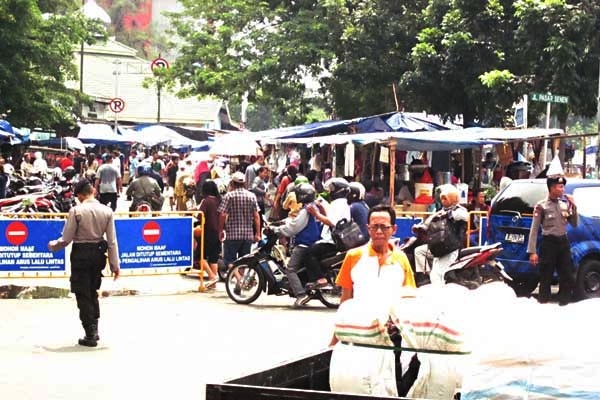 Trotoar Pasar Senen ‘Dibajak’ Para Pedagang