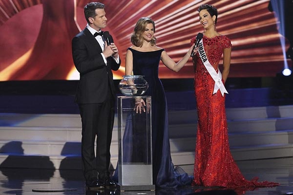 Miss Kolombia Raih Miss Universe 2015 Secara Kontroversial