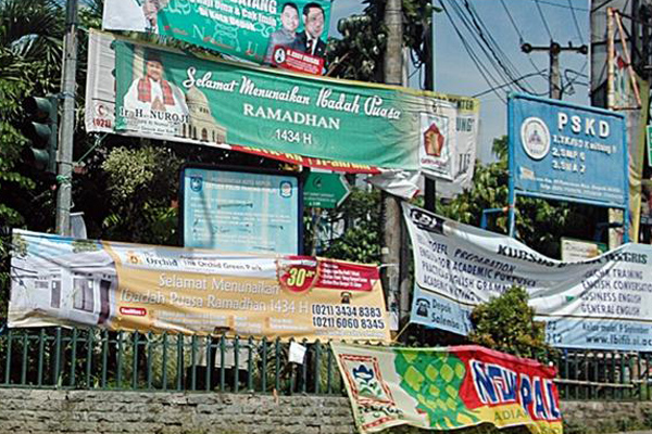 Spanduk di Jalan Dewi Sartika, Depok Semrawut