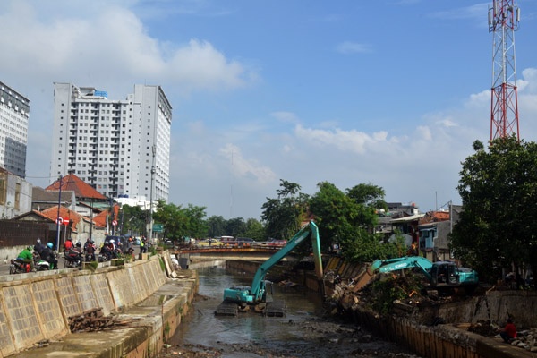 Pekerja Perbaiki Tanggul Jebol di Jalan Talang