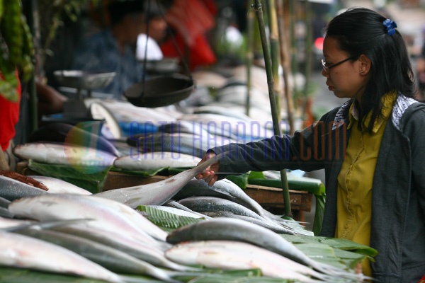 Pedagang Ikan Bandeng Ramai Sambut Imlek