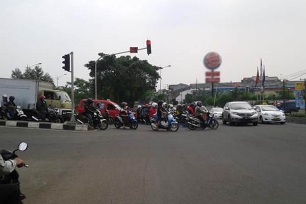 Carut-marut Persimpangan Lampu Merah di Jakarta Timur