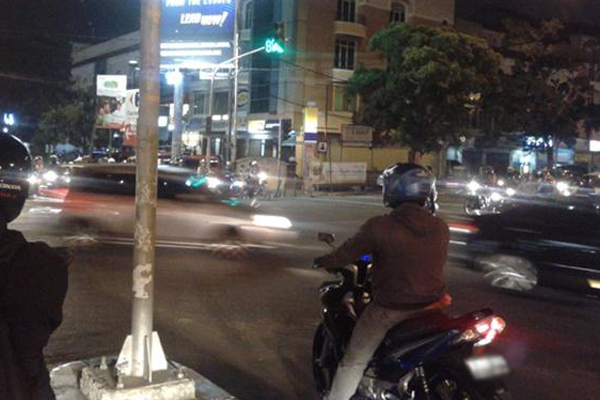 Carut-marut Persimpangan Lampu Merah di Jakarta Timur