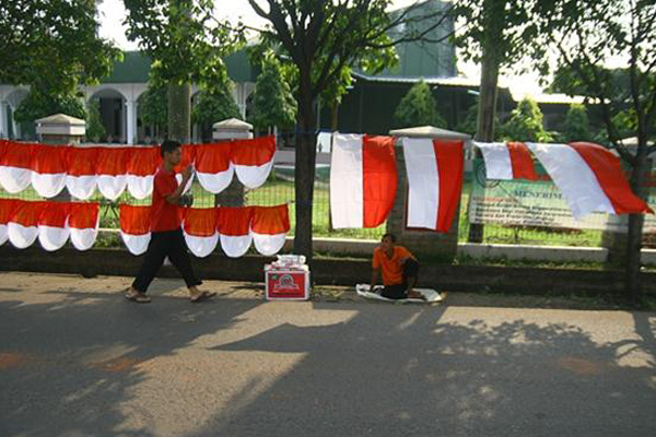 Yanto Sambut HUT RI ke-68 Dengan Berjualan Bendera Merah Putih