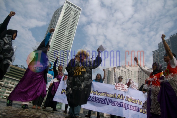 Aksi Tolak Swastanisasi Air Jakarta