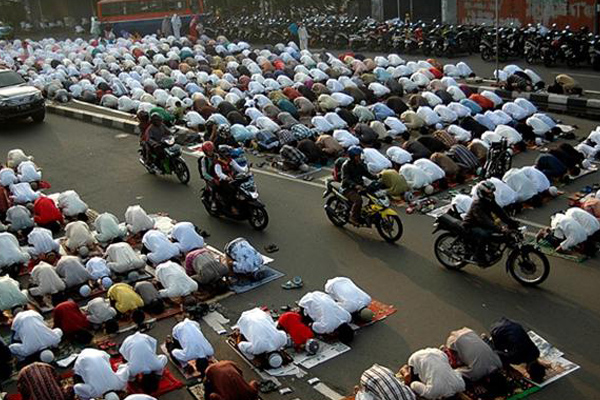 Ribuan Umat Muslim Sholat Ied di Pasar Senen