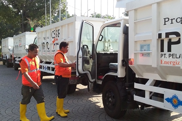DKI Terima Sumbangan Lima Unit Truk Sampah