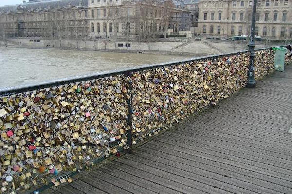 Paris Menyingkirkan Ratusan Ribu Gembok Cinta