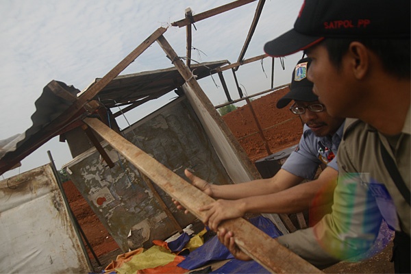 Satpol PP Tertibkan PKL Lebak Bulus